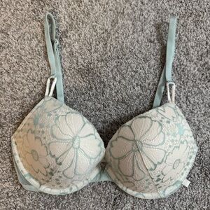 Victoria's Secret Size 32D Aqua White Lace Mesh Wings Floral Push-Up Bra